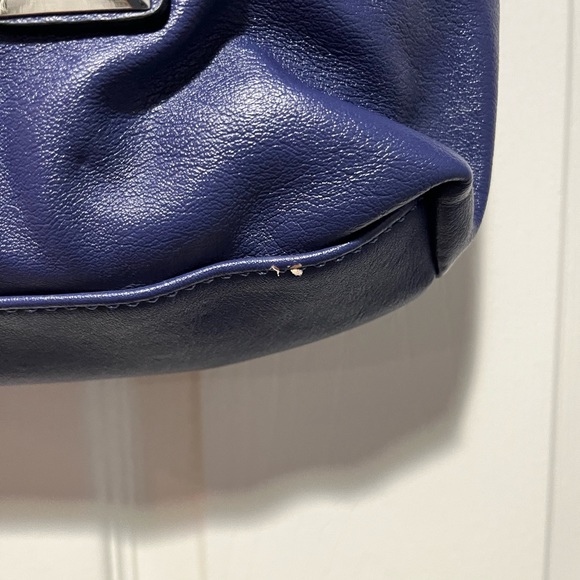 NWOT GUESS BAG NEW WITH FLAWS - Picture 2 of 5